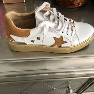 New shoes size 6 from Europe never weared